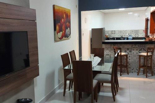 ein Esszimmer und eine Küche mit einem Glastisch und Stühlen in der Unterkunft Casa do Cristiano no bairro Rosário in Ouro Preto