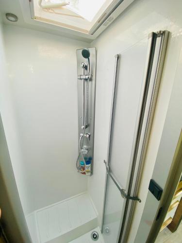 La salle de bains est pourvue d'une cabine de douche en verre. dans l'établissement Logement insolite nature, à Varneil