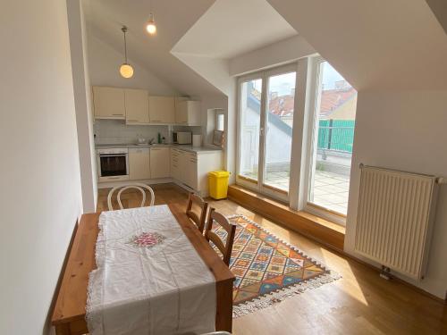 Luxury Penthouse near Metro, Train Station and 15 mins Center