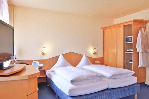 Un pat sau paturi într-o cameră la Hotel-Restaurant Schwedi