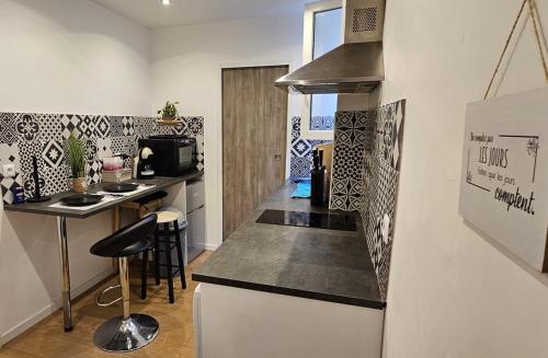 een kleine keuken met een fornuis en een aanrecht bij Appartement Paris Mangin in Asnières-sur-Seine