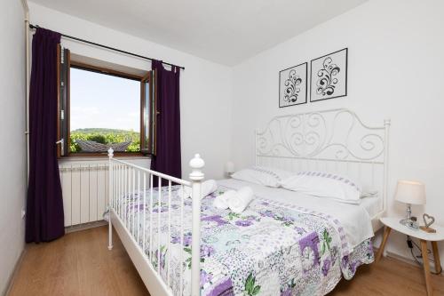 En eller flere senge i et værelse på Apartmani Marino