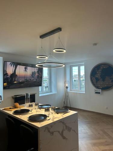 - une cuisine avec une île dans la chambre dans l'établissement Appartement vue Saône et Lune, à Mâcon