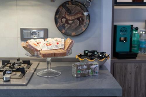 a counter with a counter top with a stove and a counter top with a counter at Casa Vacanze Villa Esterina in Ercolano