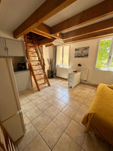 Cette chambre comprend un lit et un escalier. dans l'établissement Gîte des cerisiers, à Brue-Auriac