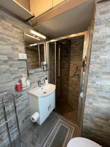 un baño con lavabo y ducha en Luca's Vatican Hospitality, en Roma