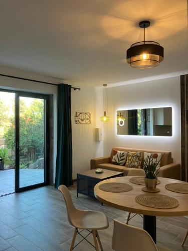 un salon avec un canapé et une table dans l'établissement Villa vue mer luxury au coeur de Porto Vecchio, à Porto-Vecchio