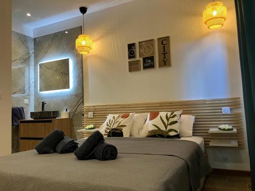 - une chambre avec un lit doté d'oreillers noirs dans l'établissement Villa vue mer luxury au coeur de Porto Vecchio, à Porto-Vecchio