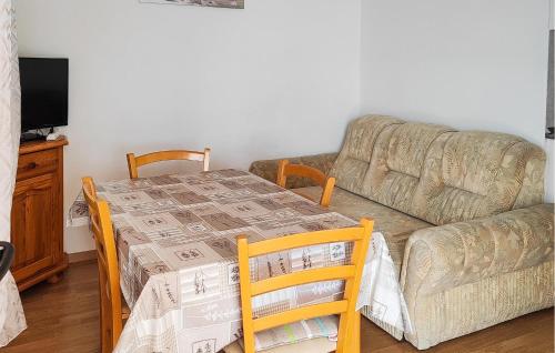 Posedenie v ubytovaní Lovely Apartment In Malinska With Wifi