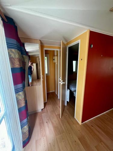 une chambre avec un lit et une chambre avec un couloir dans l'établissement Mobil Home Mercure, à Villemur-sur-Tarn