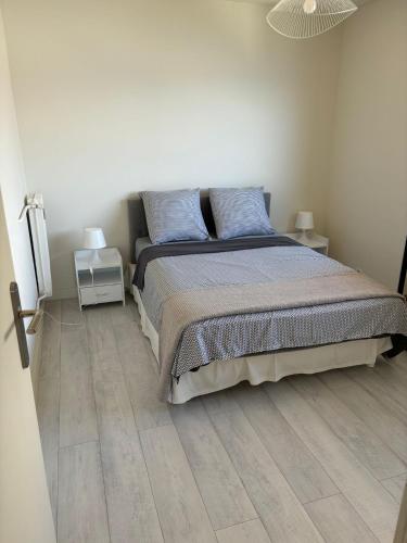 une chambre avec un lit et un parquet dans l'établissement 3 Pieces Vue Mer et acces plages, Proche Monaco, à Cap d'Ail