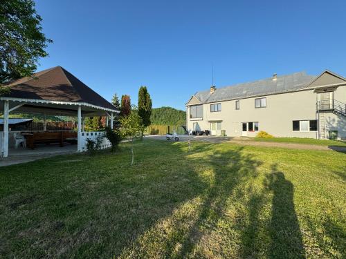 a large white house with a large yard at Lazăr Home in TÄƒuÅ£ii MÄƒgheruÅŸ