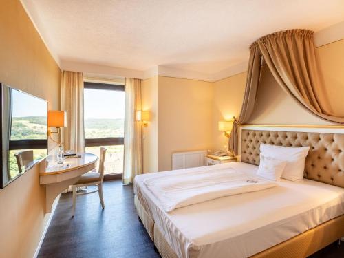 Ένα ή περισσότερα κρεβάτια σε δωμάτιο στο Burghotel Staufenberg