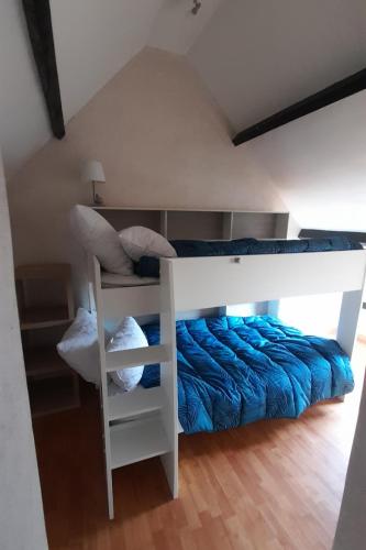 un lit superposé blanc avec une couette bleue dans l'établissement Gîte de La Guinchère, à Saint-Georges-de-Reintembault