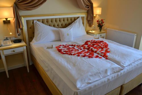 Ένα ή περισσότερα κρεβάτια σε δωμάτιο στο Burghotel Staufenberg