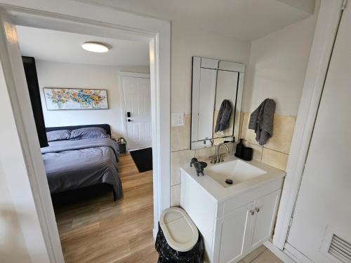 Katil atau katil-katil dalam bilik di JstLikeHome - Old Ottawa Suite & Guesthouse