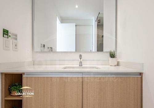 a bathroom with a sink and a mirror at Hermoso departamento, Vista al mar, 2 recámaras 516 in Nuevo Vallarta