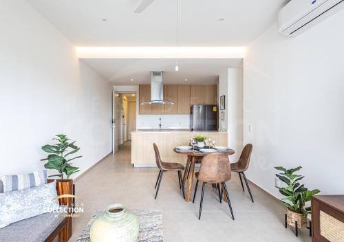 a kitchen and living room with a table and chairs at Hermoso departamento, Vista al mar, 2 recámaras 516 in Nuevo Vallarta