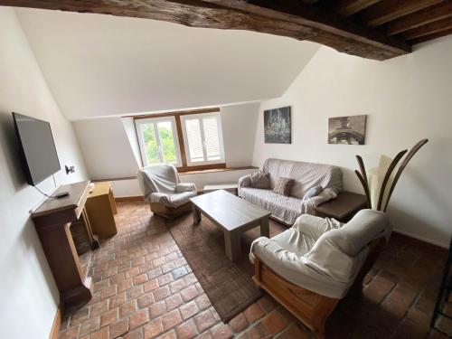 un salon avec deux canapés et une table dans l'établissement Appartement tout confort en centre-ville, à Cosne Cours sur Loire