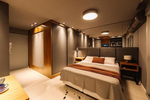 a bedroom with a large bed in a room at Lindo Studio, Central, Com Garagem e Academia! in Pelotas