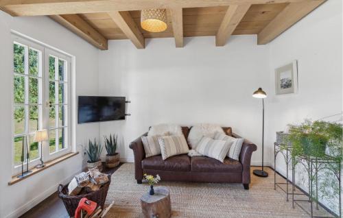 a living room with a couch and a tv at Cozy Home In Warendorf With Wifi in Warendorf