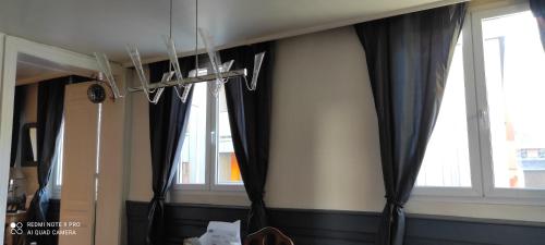 une pièce avec des rideaux et des fenêtres noirs dans l'établissement Jeux olympiques Paris 2024, à Rouen