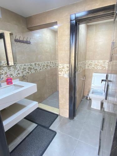 Un baño de فيلا فاخرة للايجار قرب اربد