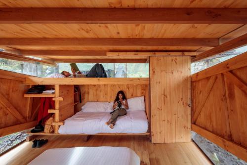 Postel nebo postele na pokoji v ubytování Pedra Inn - Premiada Arquitectura con energía solar