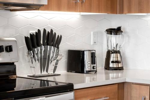 a kitchen with a counter top with a blender at Beautiful 1BR Apt in Hollywood w Pool and Parking in Los Angeles