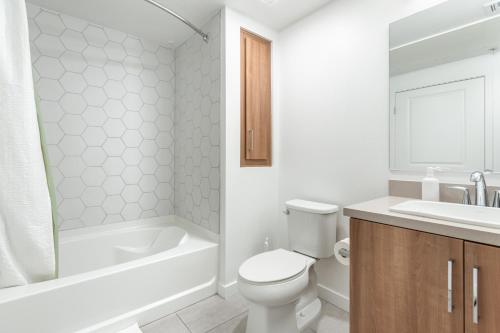 a bathroom with a toilet and a tub and a sink at Beautiful 1BR Apt in Hollywood w Pool and Parking in Los Angeles