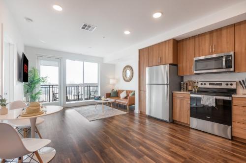 a living room with a kitchen and a dining room at Beautiful 1BR Apt in Hollywood w Pool and Parking in Los Angeles