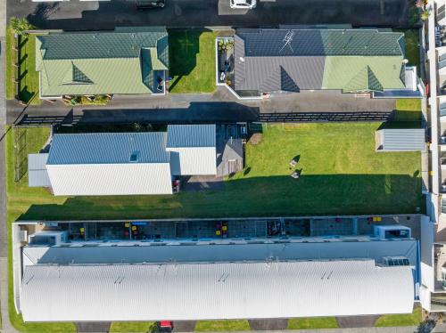 Gallery image of The Iconic Kiwi Bach, Full Site Downtown Mount in Mount Maunganui