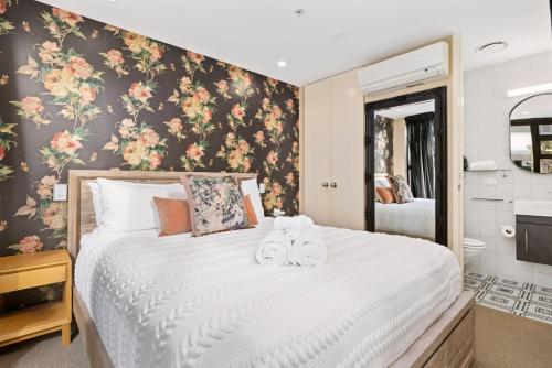 Ένα ή περισσότερα κρεβάτια σε δωμάτιο στο Marvelous Downtown Apartment Moments from Main Beach with Heated Pool, Gym and Parking