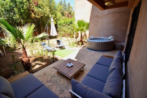 Χώρος καθιστικού στο Cozy Réz de Jardin