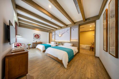 Postel nebo postele na pokoji v ubytování Blossom Hill Yuejingzhuang Hotel