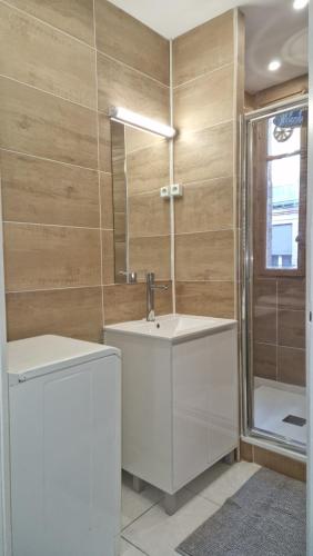 une salle de bain avec un lavabo et une douche dans l'établissement Guest House Tour Eiffel Paris, à Paris