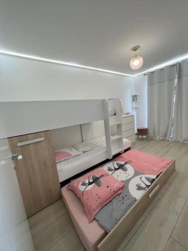 une chambre avec un lit superposé dans une pièce dans l'établissement Appartement de Luxe, à Villepinte