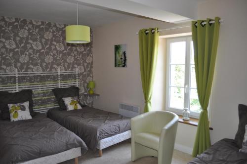 une chambre avec deux lits et une fenêtre dans l'établissement La Villanderie, à La Folie
