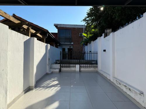 an empty alley with a white fence and a building at Casa Privada con Piscina y Parking Gratis en Asunción in Asunción