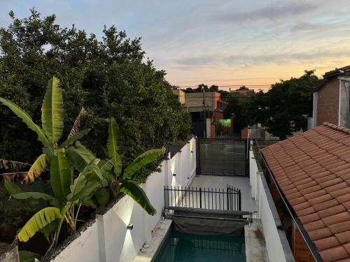 a swimming pool on the roof of a house at Casa Privada con Piscina y Parking Gratis en Asunción in Asunción