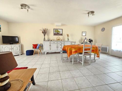 Photo de la galerie de l'établissement Maison Confortable à L'Aiguillon-sur-Mer, proche Plage, 3 Chambres, Terrasse, Animaux Acceptés - FR-1-476-225, à LʼAiguillon-sur-Mer