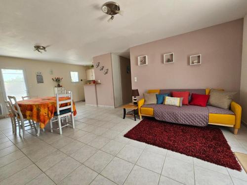 Photo de la galerie de l'établissement Maison Confortable à L'Aiguillon-sur-Mer, proche Plage, 3 Chambres, Terrasse, Animaux Acceptés - FR-1-476-225, à LʼAiguillon-sur-Mer