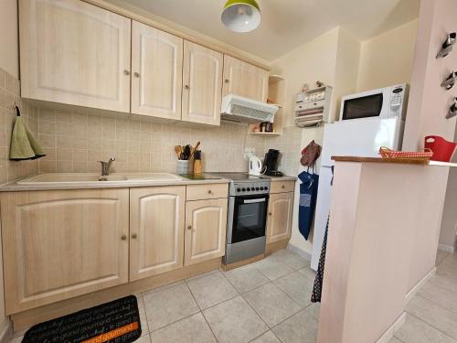 Photo de la galerie de l'établissement Maison Confortable à L'Aiguillon-sur-Mer, proche Plage, 3 Chambres, Terrasse, Animaux Acceptés - FR-1-476-225, à LʼAiguillon-sur-Mer