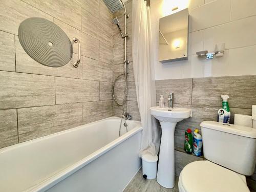 une salle de bain avec une baignoire, un lavabo et des toilettes dans l'établissement Appartement T3 à Sète face à la mer avec parking privé, proche plage et commerces - FR-1-338-587, à Sète