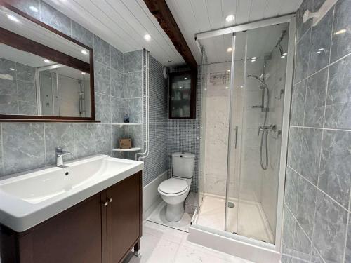 une salle de bain avec une douche, un lavabo et des toilettes dans l'établissement Cap d'Agde - Studio 4 pers, plage à 400m, parking inclus - FR-1-249-416, au Cap d'Agde