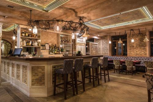 a bar in a restaurant with bar stools at Hotel Shengen "Шенген" in Kropyvnytskyi