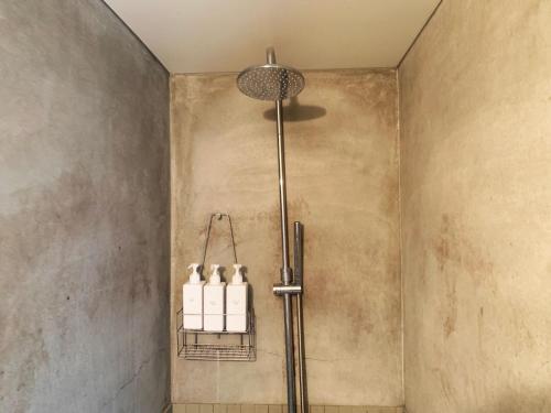ein Bad mit einer Dusche mit 3 Flaschen in der Unterkunft The Moon Room in Kyoto