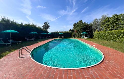 Kolam renang di atau dekat dengan Cozy Apartment In Tuoro Sul Trasimeno