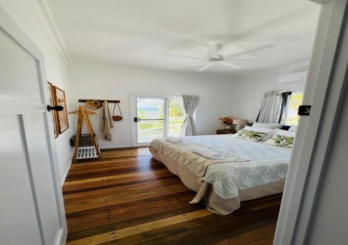 Postel nebo postele na pokoji v ubytování Absolute Beachfront Bowen Beach House-family time