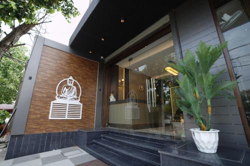Η πρόσοψη ή η είσοδος του HOTEL CASA ROYALE
